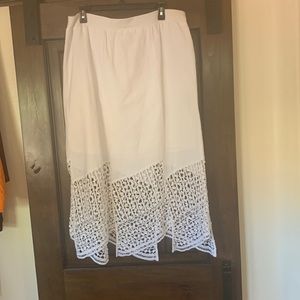 White casual skirt for vacation on the beach!